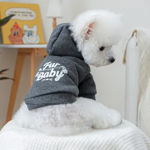 Detailansicht grauer Hunde-Hoodie mit weißem Fur Baby Aufdruck und Pfotenmuster