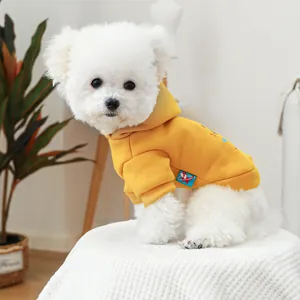 Détail du sweat à capuche jaune pour chien montrant le tissu doux et les bords-côtes