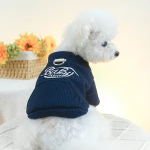 Détail d'un pull pour chien bleu marine avec broderie Baby FASHION et anneau en D métallique