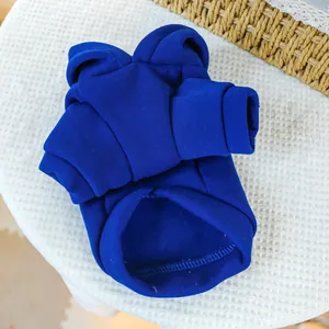 Gros plan du sweat à capuche bleu roi pour chien avec doublure polaire et texture coton