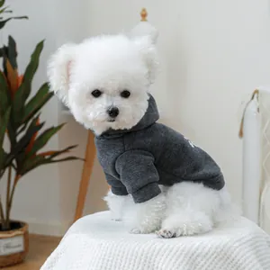 Detail eines dunkelgrauen Hunde-Hoodies mit weißem Pfotenabdruck und Rippbündchen