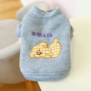 Detalle de sudadera gris para mascota con bordado de perro y letras moradas decorativas