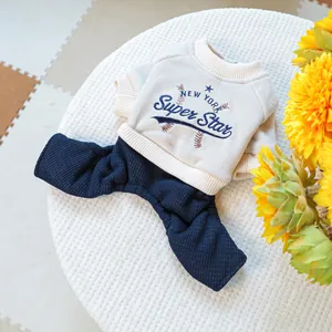 Detalle del mono para mascotas New York Super Star estilo béisbol para perros pequeños y gatos