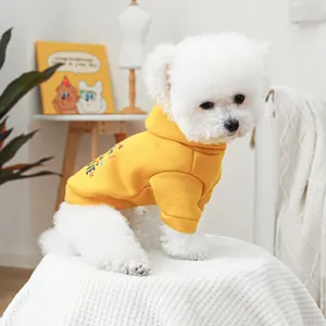 Gros plan du sweat à capuche jaune pour chien avec imprimé Love et poignets côtelés