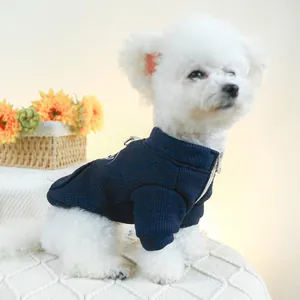 Gros plan détaillé d'un pull bleu pour animaux avec fermeture éclair pour petits chiens