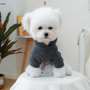 Detailansicht eines dunkelgrauen Hunde-Kapuzenpullovers mit Rippbündchen am Bichon