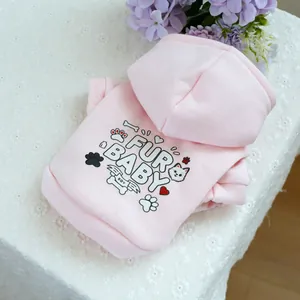 Détail du sweat à capuche rose pour animaux avec imprimé FUR BABY et motifs de chiens