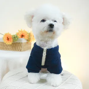 Détail d'une veste matelassée bleu marine pour chien avec fermeture éclair blanche
