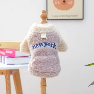 Détail du sweat à capuche pour animal en laine d'agneau rose avec broderie New York
