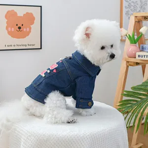 Detail der dunkelblauen Hunde-Jeansjacke mit rosa Blumenstickerei und weißen Perlen