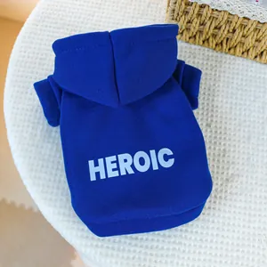 Détail du sweat à capuche bleu marine pour chien avec imprimé HEROIC et bords-côtes