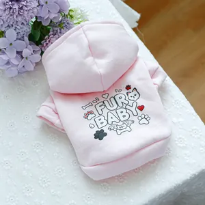 Détail du sweat à capuche rose pour animaux avec imprimés sur nappe en dentelle