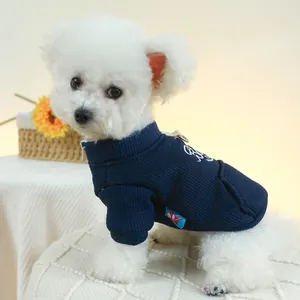 Détail du pull en maille bleu foncé pour animaux avec broderie et attache en D intégrée