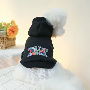 Detail eines schwarzen Hunde-Hoodies mit buntem Grafikdruck auf weichem Baumwollstoff