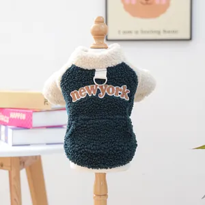 Détail du pull sherpa vert pour chien avec broderie New York et anneau en D