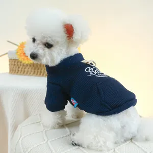 Détail du gilet bleu marine pour chien avec broderie Babe Fashion et anneau en D