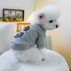 Detail eines grauen Hunde-Sweatshirts mit glitzernder schwarzer Zahl 2 auf einem Bichon
