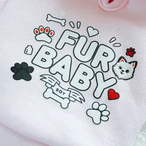 Gros plan du sweat rose pour chien avec imprimé Fur Baby et motifs chiots mignons