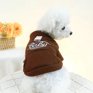 Gros plan d'un sweat à capuche gaufré marron pour chien avec broderie et anneau en D