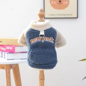 Détail du sweat à capuche New York pour animaux avec anneau en D et col sherpa