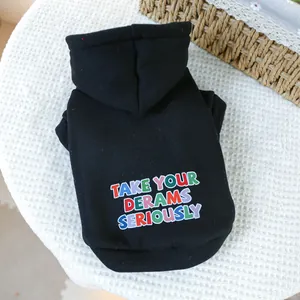 Details von schwarzem Hunde-Hoodie mit buntem Take Your Dreams Seriously-Aufdruck