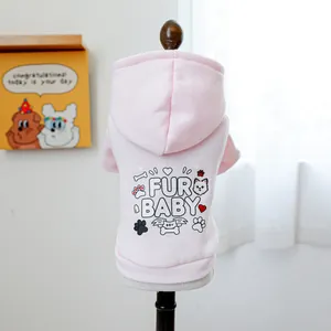 Vue détaillée d'un sweat à capuche rose pour chien en coton avec imprimé Fur Baby
