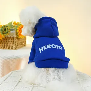 Sweat à capuche bleu roi pour animaux avec lettrage HEROIC blanc et design confortable