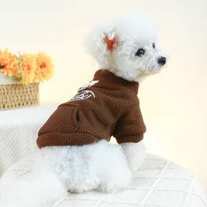 Détail du pull pour chien marron à texture gaufrée et broderie blanche chic