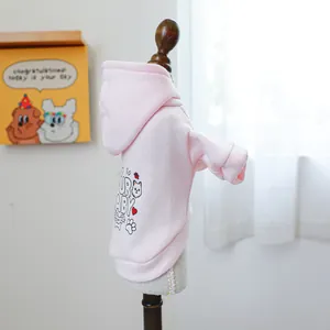 Détail du sweat à capuche rose pour animaux avec motif FUR BABY et petit cœur rouge