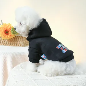 Detail eines schwarzen Hunde-Hoodies an einem weißen Hund mit Rippbündchen und Fleece-Stoff