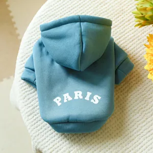 Détail du sweat à capuche bleu pour animaux avec imprimé blanc PARIS sur tissu polaire