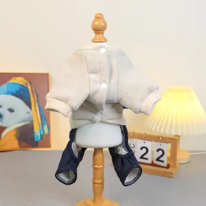 Detalle de mono cálido de forro polar para mascotas con botones y pantalón de lunares