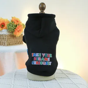 Detail eines schwarzen Hunde-Hoodies mit buntem 3D-Buchstabenaufdruck aus Baumwolle
