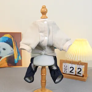 Detalle de mono cálido para perro con forro polar crema y pantalón de lunares azules