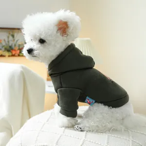 Detail eines olivgrünen Hunde-Hoodies mit Rippbündchen und Rückendruck für Pudel