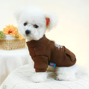 Détail du sweat à capuche marron gaufré pour petit chien avec zip et broderie