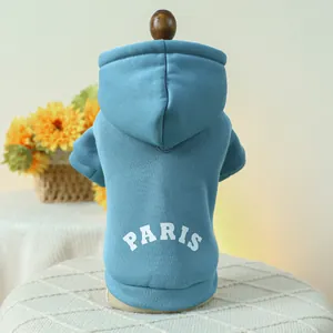 Sweat à capuche bleu pour animaux avec lettres PARIS blanches sur un mannequin