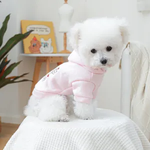 Détail du sweat à capuche rose pour chien en coton doux avec un imprimé de dessin animé mignon
