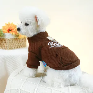 Détail du sweat à capuche marron pour animal en tissu gaufre avec broderie et anneau en D