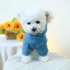 Détail d'un sweat à capuche bleu marine pour animaux en maille douce sur un petit chien blanc