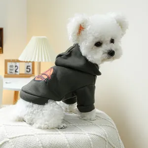 Detail eines armee-grünen Hunde-Hoodies mit California-Druck an einem weißen Hund