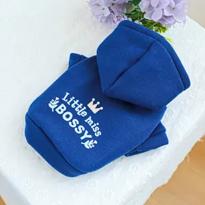 Détail du sweat à capuche pour chien bleu marine avec imprimé Little miss BOSSY