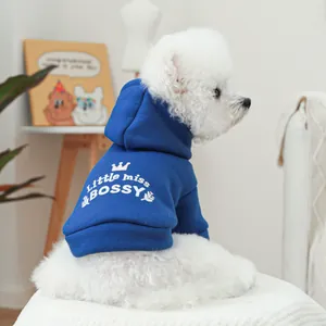 Sweat à capuche bleu pour chien avec texte Little Miss Bossy imprimé au dos du chien