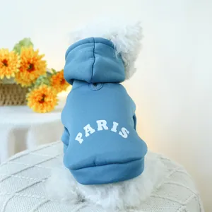 Détail du sweat à capuche bleu pour chien avec texte PARIS et trou de laisse