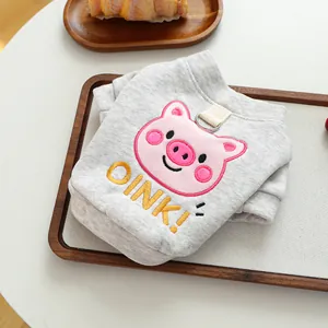 Sudadera de forro polar gris claro para mascota con bordado de cerdo y anillo en D metal