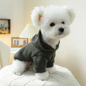 Detail eines grünen Haustier-Hoodies mit Rippbündchen und warmem Fleece für kleine Hunde