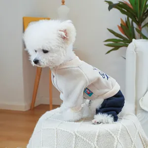 Chándal para perro con top de forro polar crema y pantalón azul de punto gofre en perro