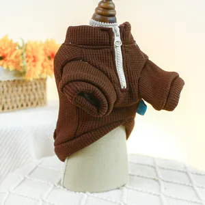 Détail d'un sweat pour animaux en tissu gaufré marron avec col zippé et poignets côtelés