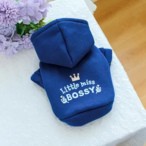 Détail du sweat à capuche bleu marine pour chien avec texte Little Miss Bossy et couronne