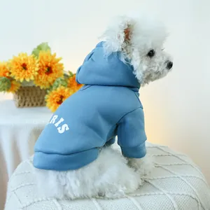 Détail d'un sweat à capuche bleu pour petit chien avec lettrage RIS et coton tricoté